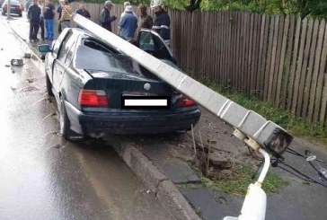 Născut în cămaşa//Un bărbat  scos nevătămat de salvatorii din Orhei din maşina strivită de  un pilon  de electiritate  FOTO