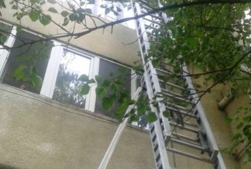 Nu a ieşit 3 zile din apartament. Salvatorii din Orhei au escaladat clădirea și l-au găsit fără suflare FOTO