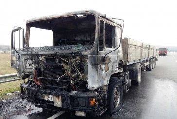 Un camion a fost mistuit de flăcări pe drumul de centură la Orhei FOTO