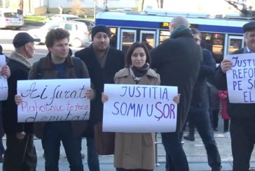 Activiștii PAS au protestat față de tergiversarea procesului de escrocherie al lui Ilan Șor, dar s-au confruntat cu un contra-protest