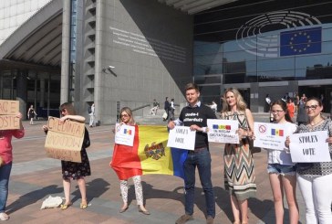 Un grup de moldoveni a protestat astăzi la Bruxelles contra invalidării alegerilor la Chișinău și a propagandei din unele media moldovenești