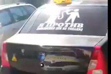 La Chișinău un taximetrist a fost amendat pentru un abțibild cu mesaj contra scumpirii carburanților