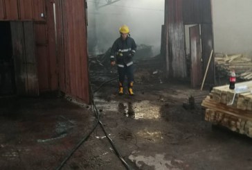 Incendiu la un depozit de materiale de construcție din Peresecina. A ars o secţie de tâmplărie FOTO