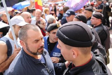 Şedinţă a Parlamentului, pe fon de protest