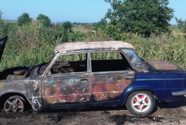 Un automobil a fost mistuit de flăcări la Peresecina FOTO