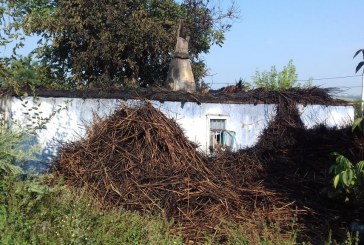 O femeie cu doi copii din satul Piatră au rămas fără casă, în urma unui incendiu FOTO