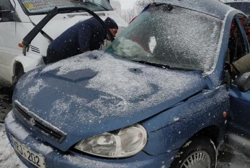 Salvatorii din Orhei au descarcerat un automobil nimerit în accident. Trei persoane sunt rănite