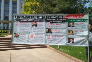 Un panou al „inamicilor presei”, afișat în fața Parlamentului