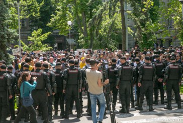 Protest ACUM la Guvern: Jos prețurile! În preajmă a fost organizată o contramanifestație