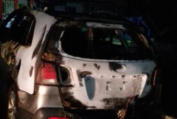 Foc maşinilor// Trei automobile, incendiate noaptea trecută, lângă un bloc de locuit din Orhei FOTO