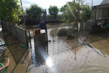 Gospodărie inundată la Cișmea. În ajutor, chemați pompierii din Orhei FOTO