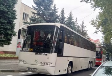 Mulţi dintre protestatarii de la  CNA, pro Tauber şi Apostolova, au fost transportaţi la Chişinău organizat,  cu autocare aliniate la Primăria Orhei  FOTO