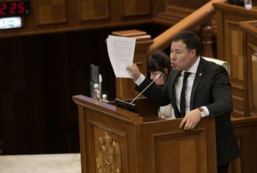 Date false și irelevante, în discursul socialistului Țîrdea pentru a argumenta moțiunea împotriva Guvernului Sandu