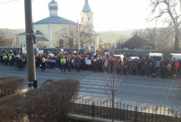 Dreptate pentru Dumitru”. Rudele tânărului bătut până la moarte la Costeşti au protestat la Ialoveni