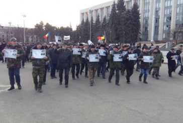 Veteranii protestează în faţa Guvernului. Cer demisia Ministrului de Externe, Aureliu Ciocoi