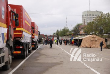 Convoiul din 20 de camioane cu ajutor medical din România  a fost întâmpinat la Chișinău de oameni purtând în mâini drapelul românesc