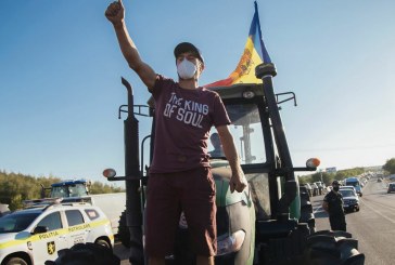 Tractoarele agricultorilor loviți de secetă au ajuns la Chișinău. Premierul Chicu dă de înțeles că sunt de la Platforma  DA