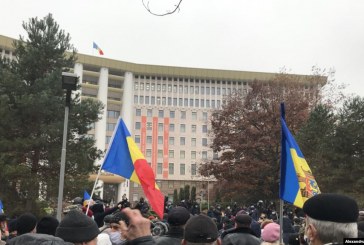 Protest în fața Parlamentului la chemarea președintei alese, Maia Sandu