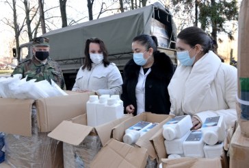 România oferă un nou lot de materiale de protecție sanitară Armatei Naţionale
