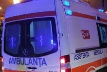 Ninsorile la Orhei: O ambulanţă a derapat de pe drumul înzăpezit și  a fost tractată de salvatori