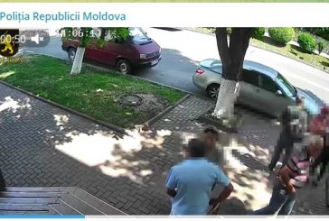 Imagini cu oameni care țin în mână bani lângă sediul din Orhei al unui partid de opoziție au fost publicate de poliție
